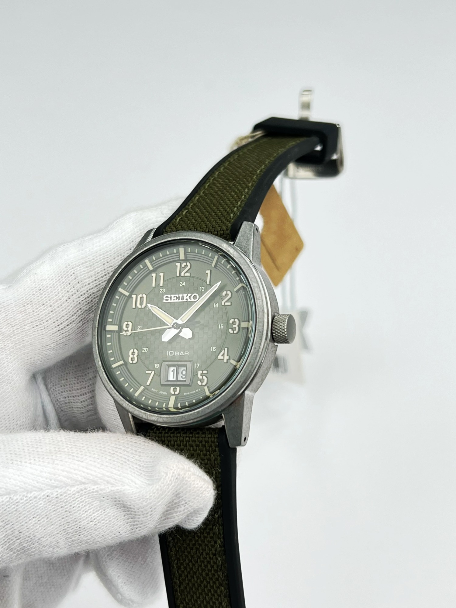 2-62612a35-299b-435f-aa01-e34aa0da6f24-ee7999c3-84d3-4eac-a81c-84941b367314